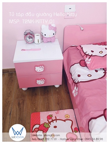 Tủ đầu giường Hello Kitty của 2 bé gái Ori và Ami là chỗ để đồng hồ báo thức và đèn ngủ Hello Kitty